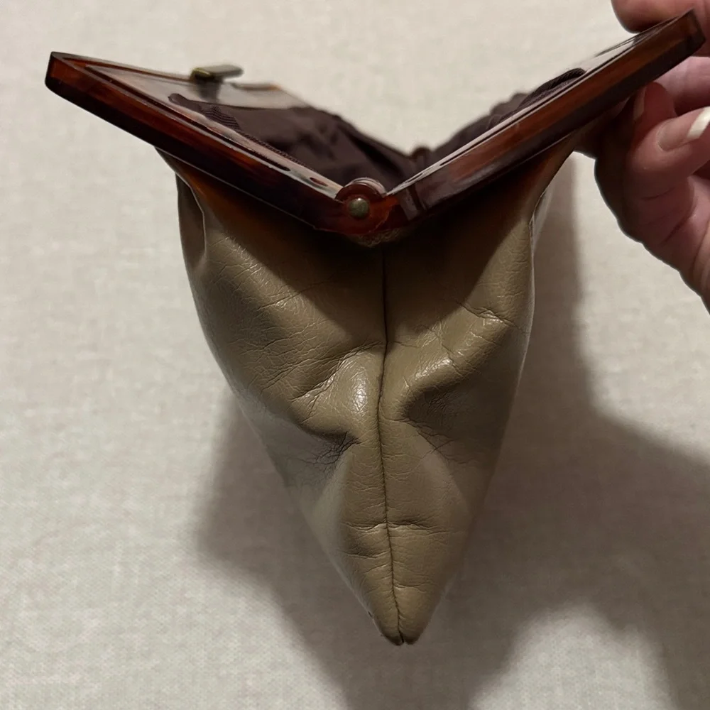 Gorgeous Vintage Clutch-Faux Leather-Lucite Trim in Brown-Gold Tone Metal Close - Picture 10 of 16